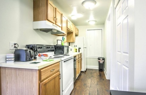Broadway Apartment | Studio in heart of Capitol Hill – Apt D
