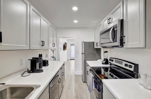 Central Beach Condo | Studio off Las Olas- Steps to the Beach