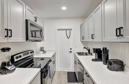 Central Beach Condo | Studio off Las Olas- Steps to the Beach