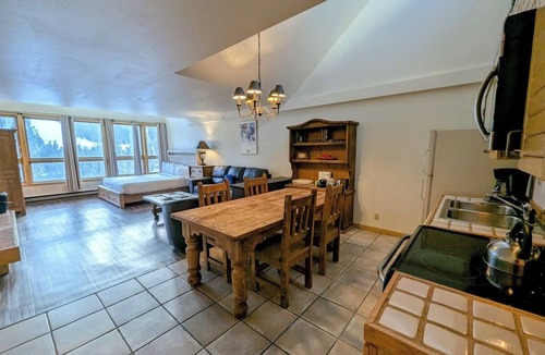 Mountain House Condo | Studio with full kitchen & quick walk to lift