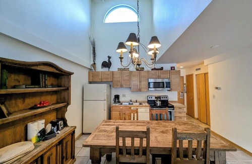 Mountain House Condo | Studio with full kitchen & quick walk to lift