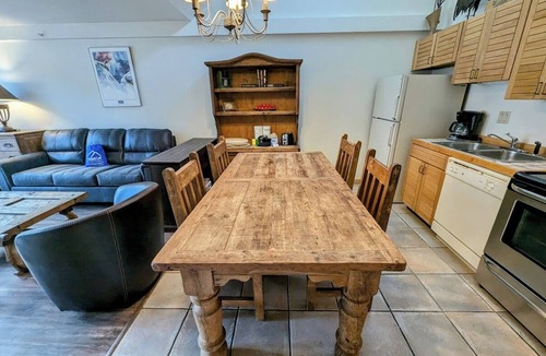 Mountain House Condo | Studio with full kitchen & quick walk to lift
