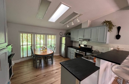 Palisade House | Stunning 100-acre Riverfront Ranch & Orchard, Close to Wineries, Amazing Views.