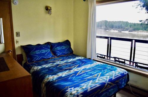 Otis House | Stunning Beachfront Cabin with Barbecue and Hot-tub in Otis, Oregon