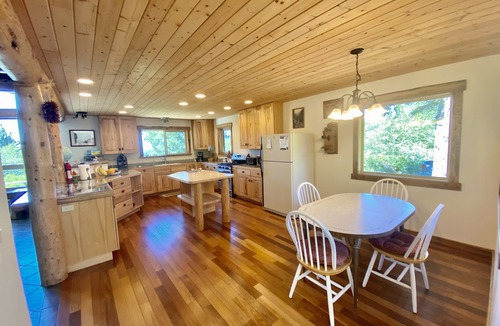 Brookings Cabin | Stunning Custom Cabin in the woods; Mountain and Ocean Views!