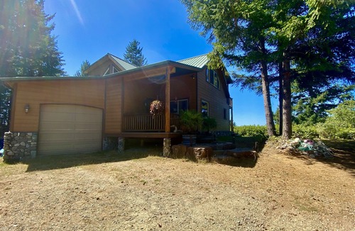 Brookings Cabin | Stunning Custom Cabin in the woods; Mountain and Ocean Views!