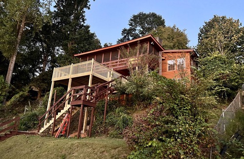 Stemley House | Stunning Lakefront 3 Bedroom with Dock and Deep Water!