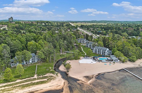 Acme Condo | 🏖️ Stunning Sunset Bay Views @ The Shores | Traverse Bay Views | Moments to the Beach