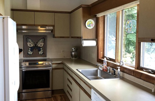 Vesta House | Stunning Views, close to Wineries, Primland & Parkway - beautifully appointed
