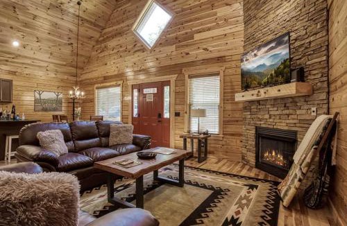 White Oak Lodge House | Stunning32 with Free Tickets to Dollywood,Anakeesta,Aquarium,Ziplining&MoreBeds on main level