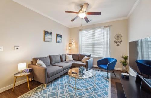 Woodbridge Apartment | Stylish 1 BR Apartment w Movie Theater