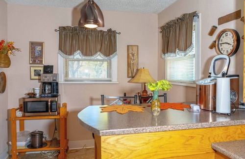 Saint Jo House | Stylish 2BR Cottage | Patio Views + Near Wineries
