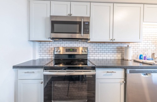 East Price Hill Apartment | 🌃Stylish & Comfy | 5⭐️Location, Views, Queen Beds🌌