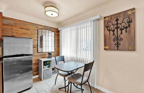 Shelby Township Apartment | Stylish Comfy Shleby Retreat Patio Parking