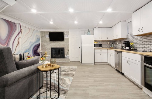 University Hills Apartment | Stylish DU Apt. - Business Traveler - Sleeps 4