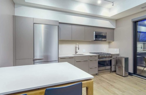 Berkeley Hotel | Stylish Flat on Tennyson St–Walk to Dining & More!