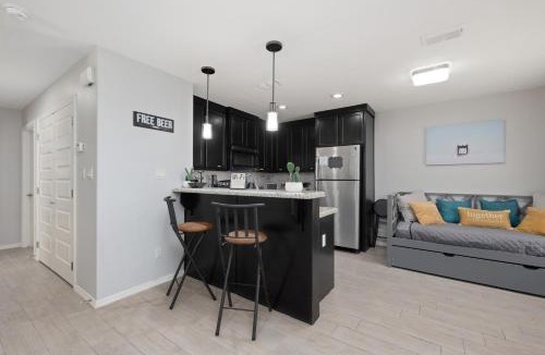 Edinburg Apartment | Stylish Furnished 2Bd 2Ba Apartment with Wifi Close to Shopping and Entertainment in McAllen Month to month contract on long term stays