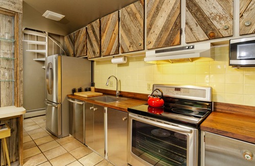 Aspen Condo | Stylish Modern Mountain Views in Downtown ASPEN CORE w/Free Wifi and Hot Tub Great Location!