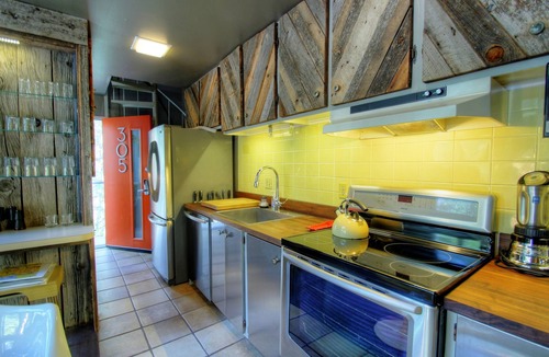Aspen Condo | Stylish Modern Mountain Views in Downtown ASPEN CORE w/Free Wifi and Hot Tub Great Location!