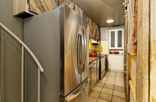 Aspen Condo | Stylish Modern Mountain Views in Downtown ASPEN CORE w/Free Wifi and Hot Tub Great Location!