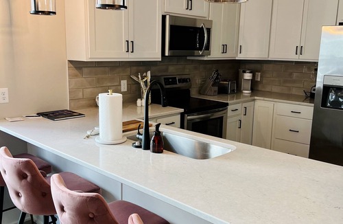 Dahlman House | Stylish Pristine New Townhouse with porch and rooftop deck- 5 min from downtown!