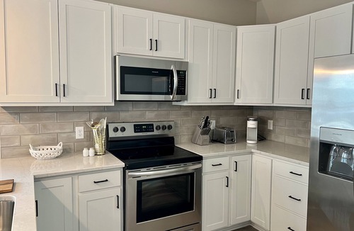 Dahlman House | Stylish Pristine New Townhouse with porch and rooftop deck- 5 min from downtown!