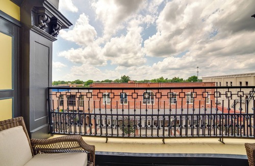 Marshall Apartment | Stylish Private Balcony: Downtown Marshall Studio!