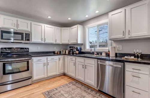 Barths House | Stylish Retreat: Comfort & Convenience only 10 Minutes from Denver! Ultimate Getaway