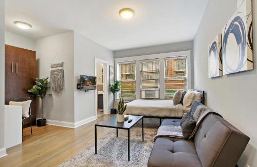 Chicago Apartment | Stylish Studio Apartment in Portage Park - Pensacola 2N