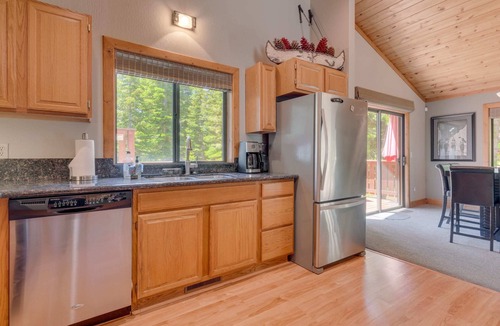 Talmont Cabin | Stylish Tahoe Cabin+Hot Tub, Beach & Walk to Trails