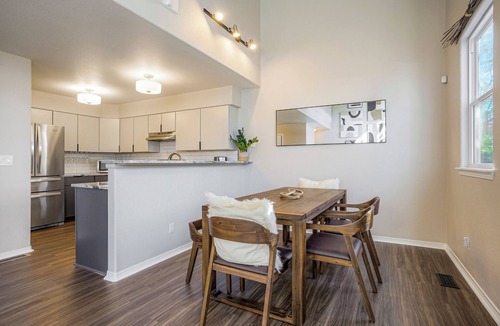 Barths House | Stylish Townhouse w/Spa-like Décor!