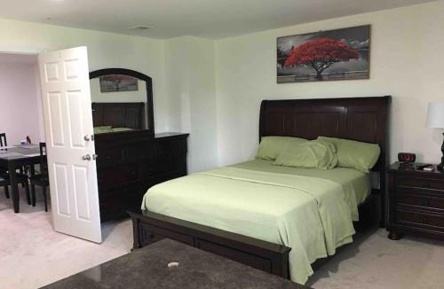 Bowie House | SUITE B - Private Cozy, Spacious Suite with Private Bathroom