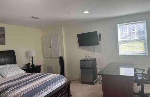 Bowie House | SUITE B - Private Cozy, Spacious Suite with Private Bathroom