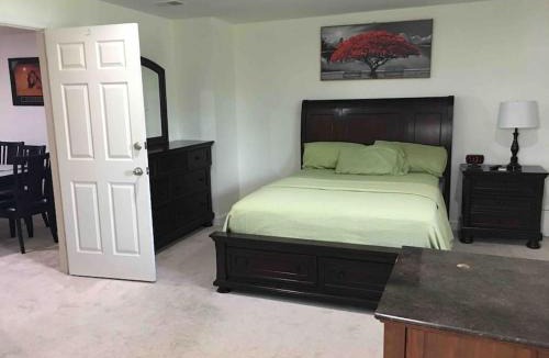 Bowie House | SUITE B - Private Cozy, Spacious Suite with Private Bathroom