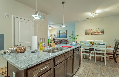 Collegedale Apartment | ✪ Summer Breeze ✪ FREE Parking, Pool & Gym!