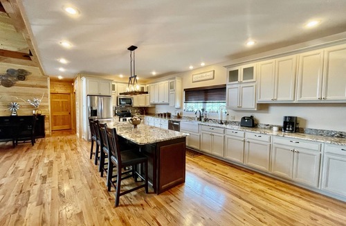 Chalet Village North House | SUMMER WEATHER = VERY COOL RATES! MT VIEW HOT TUB GAME RM THEATER GREAT LOCATION
