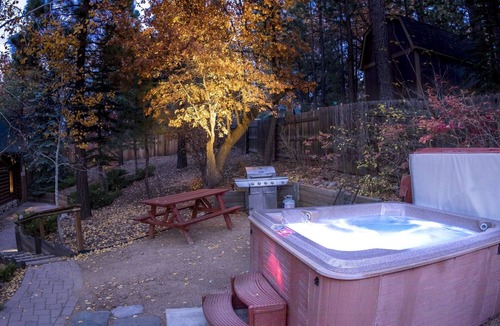 Evergreen Estates House | Summit Lodge: Luxurious! Near Bear Mtn & Summit! Jacuzzi! Pool table! Log features! Hagen!
