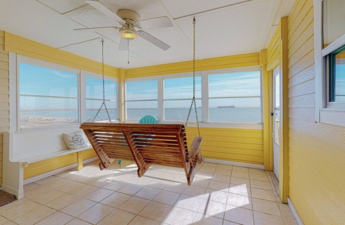 Galveston House | Sun and Moon - This cute and affordable beachfront home is close to the Ferry.