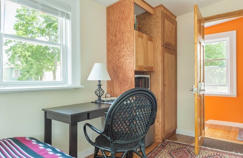 North Cambridge House | Sunny and immaculately clean 3 bed/2 bath - fast wifi - 5 min walk to Alewife T