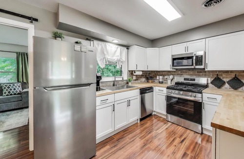 Williams Bay House | Sunny Bay - Walk to Restaurants, Lake, Ice Cream | Sleeps 6 + Deck and Grill