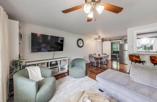 Williams Bay House | Sunny Bay - Walk to Restaurants, Lake, Ice Cream | Sleeps 6 + Deck and Grill
