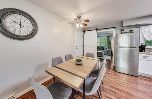 Williams Bay House | Sunny Bay - Walk to Restaurants, Lake, Ice Cream | Sleeps 6 + Deck and Grill