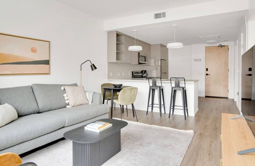 Congress Park Apartment | Sunny Congress Park 1BR w/ Gym & Pool, near shops & dining, by Blueground