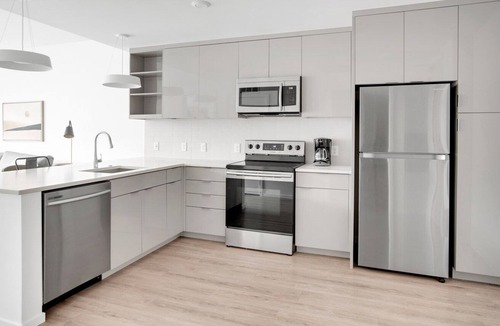 Congress Park Apartment | Sunny Congress Park 1BR w/ Gym & Pool, near shops & dining, by Blueground