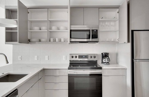 Congress Park Apartment | Sunny Congress Park 1BR w/ Gym & Pool, near shops & dining, by Blueground
