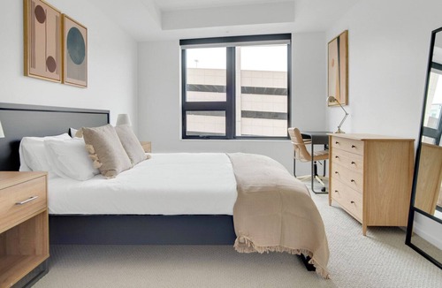Congress Park Apartment | Sunny Congress Park 1BR w/ Gym & Pool, near shops & dining, by Blueground