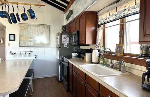 Oak Harbor Cottage | Sunny Disposition-Quaint Cottage on Lake Erie Near Port Clinton, Lakefront