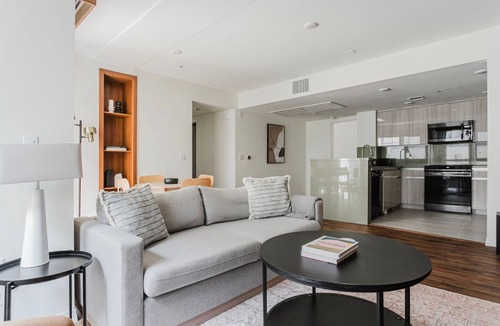 Little Armenia Apartment | Sunny Hollywood 3BR w/Laundry, Full Kitchen & A/C, by Blueground