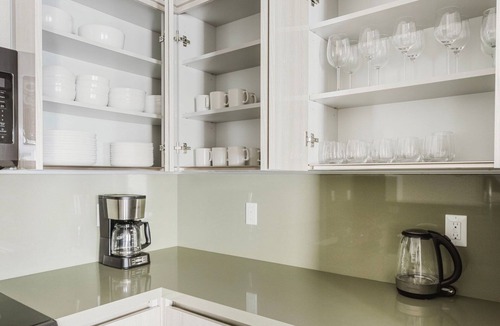 Little Armenia Apartment | Sunny Hollywood 3BR w/Laundry, Full Kitchen & A/C, by Blueground