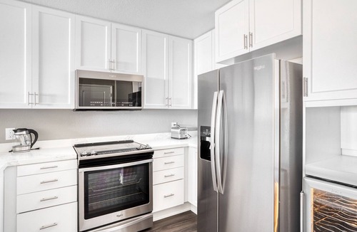 San Jose Apartment | Sunny Santana Row 1BR w/Pool & Gym, 10 mins to Google, by Blueground